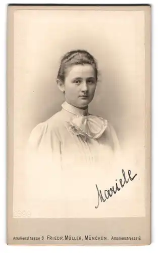 Fotografie Friedr. Müller, München, Amalienstr. 6, eine junge Dame mit schlichter Frisur