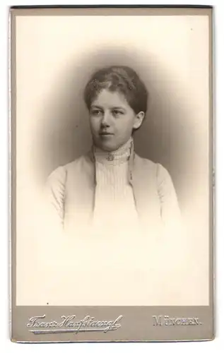 Fotografie Franz Hanfstaengl, München, eine schlicht gekleidete Dame