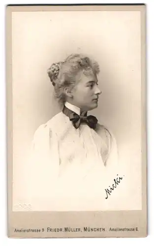 Fotografie Friedr. Müller, München, Amalienstr. 6, eine junge Frau im Profil mit Halsschleife