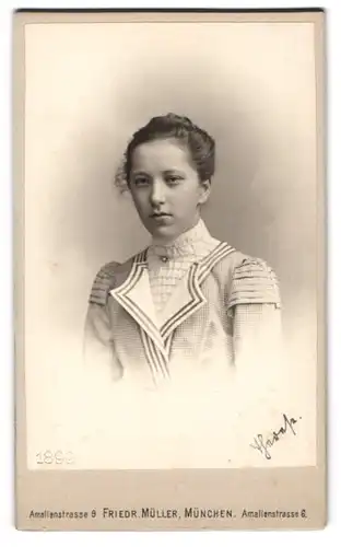 Fotografie Friedr. Müller, München, Amalienstr. 6, junge Frau in elegantem Kleid mit filigranem Schmuck