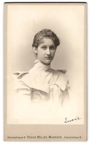 Fotografie Friedr. Müller, München, Amalienstr. 6, eine dezent gekleidete junge Dame