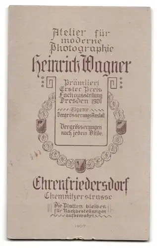 Fotografie Heinrich Wagner, Ehrenfriedersdorf, Chemnitzerstr., ein junger Mann mit Buch