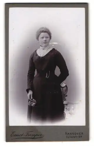 Fotografie Ernst Tremper, Hannover, Cellerstr. 19a, eine junge Dame hält einen kleinen Blumenstrauss