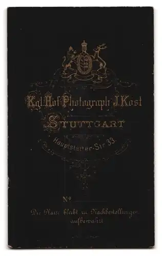 Fotografie J. Köst, Stuttgart, Hauptstätterstr. 33, eine dunkel gekleidete Dame mit viel Schmuck