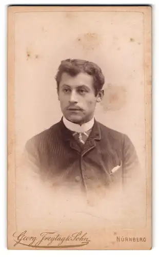 Fotografie Georg Freytag & Sohn, Nürnberg, Fürtherstr. 5, elegant gekleideter Mann