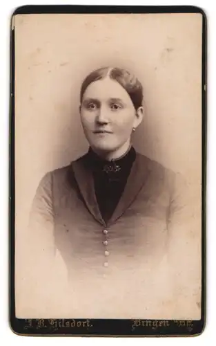 Fotografie J.B. Hilsdorf, Bingen, eine schlicht gekleidete junge Frau