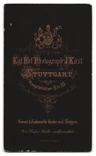 Fotografie J. Köst, Stuttgart, Haupstätterstr. 33, eine elegant gekleidete Frau mit Halskette und Anhänger