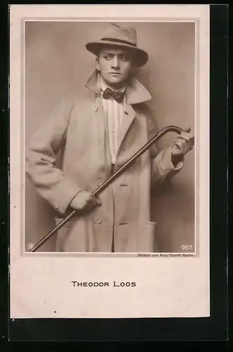 AK Schauspieler Theodor Loos mit einem Gehstock