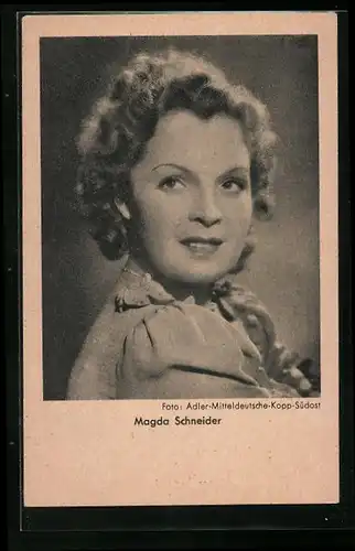 AK Schauspielerin Magda Schneider blickt nach oben