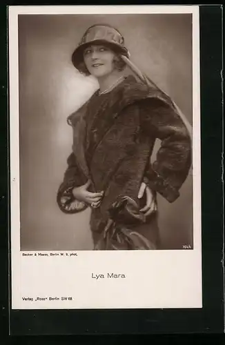 AK Schauspielerin Lya Mara im Mantel und mit Hut