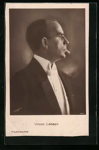 AK Schauspieler Viggo Larsen raucht eine Zigarette