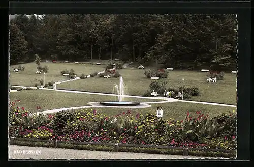AK Bad Berneck /Fichtelgebirge, Partie im Kurpark mit Springbrunnen