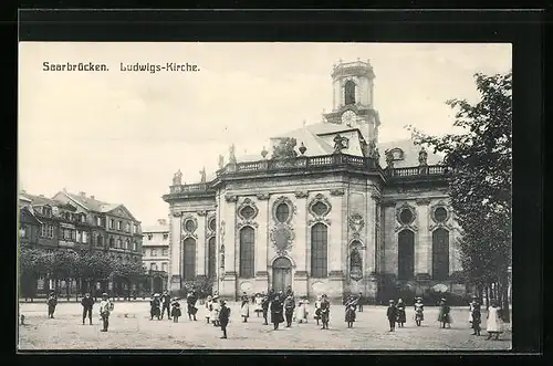 AK Saarbrücken, Passanten vor der Ludwigskirche