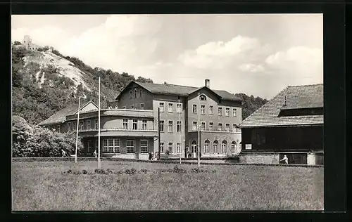 AK Bad Sulza /Th., Wismut-Sanatorium von einer Wiese gesehen