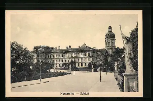 AK Neustrelitz, Strassenpartie mit Schloss