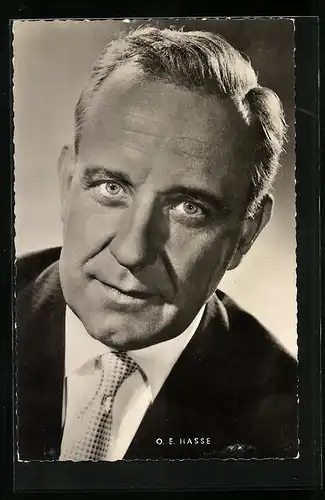 AK Schauspieler O. E. Haase mit Krawatte, ganz nah an der Kamera
