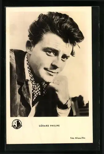 AK Schauspieler Gerard Philipe flirtet mit der Kamera