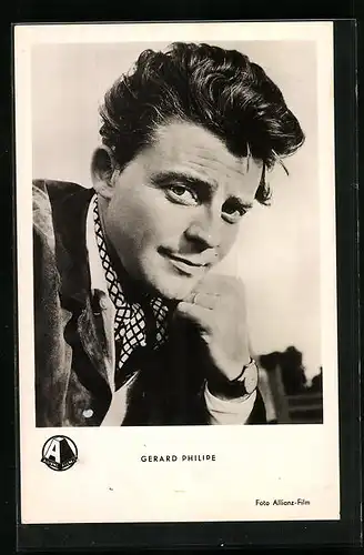 AK Schauspieler Gerard Philipe flirtet mit der Kamera