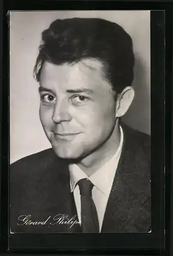 AK Schauspieler Gerard Philipe mit leichtem Lächeln