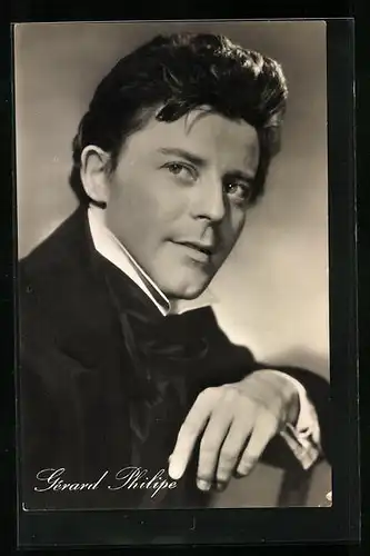 AK Schauspieler Gerard Philipe in Rot und Schwarz