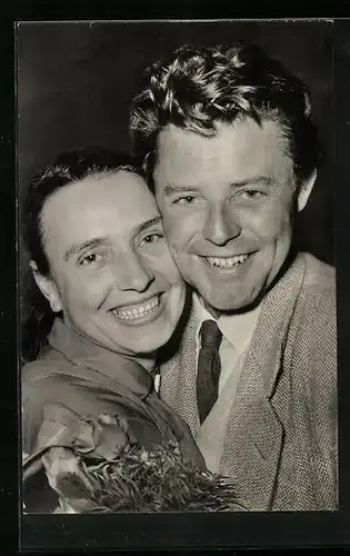 AK Schauspieler Elfriede Florin und Gerard Philipe lächeln in die Kamera