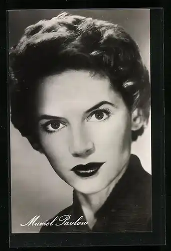 AK Schauspielerin Muriel Pavlow mit selbstbewusstem Blick