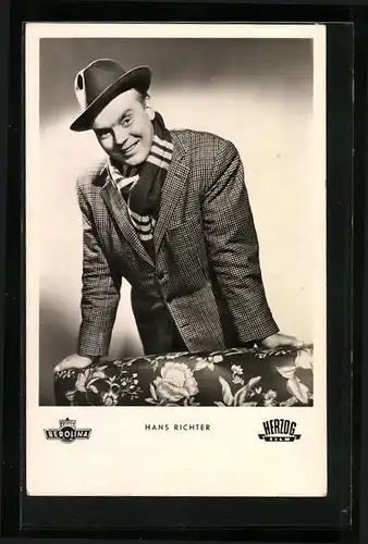 AK Schauspieler Hans Richter trägt lächelnd einen Hut