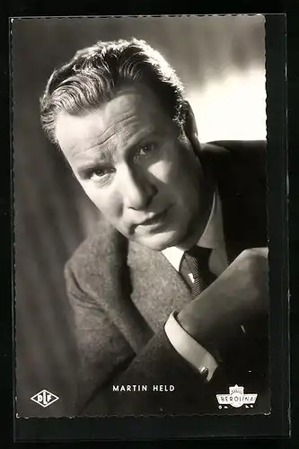 AK Schauspieler Martin Held im Anzug