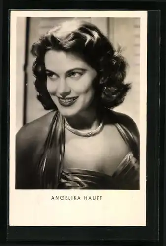 AK Schauspielerin Angelika Hauff in eleganter Robe