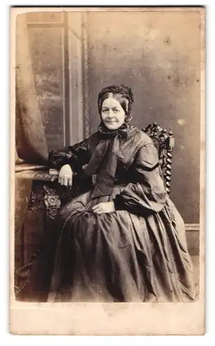 Fotografie T. Illingworth, Halifax, ältere Dame im dunklen Biedermeierkleid mit Haube