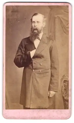Fotografie T. Illingworth, Halifax, Herr im Mantel mit Vollbart und Hand in der Innentasche