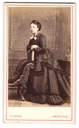 Fotografie E. T. Watson, Hull, junge Dame im dunklen Biedermeierkleid mit Ohrringen