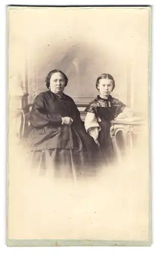 Fotografie unbekannter Fotograf und Ort, Grossmutter mit ihrer Enkeltochter in Biedermeierkleidern