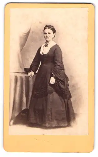 Fotografie Moritz Apel, Sangerhausen, Portrait Dame im dunklen Biedermeierkleid mit Brosche