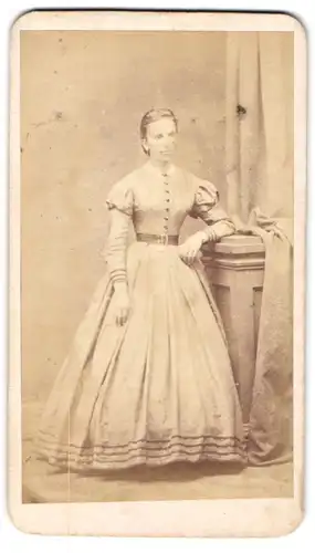 Fotografie Ernst Pitschel, Hernals, Dame im hellen Kleid lehnt an einer Säule