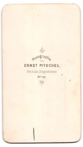 Fotografie Ernst Pitschel, Hernals, Dame im hellen Kleid lehnt an einer Säule