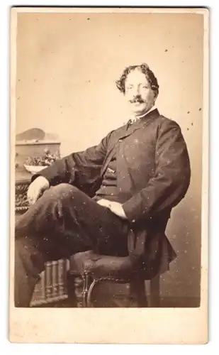 Fotografie R. Dighton, Cheltenham, englischer Herr im Anzug mit Locken und Moustache