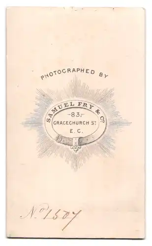 Fotografie Samuel Fry & Co., London, Dame im schwarzen Reifrockkleid sitzend im Atelier