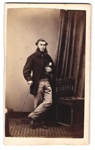 Fotografie W. D. Brigham, Scarborough, Herr im Anzug mit heller Hose und voluminösem Backenbart, Flanierstock
