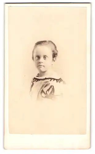 Fotografie C. A. Duval & Co., Manchester, kleines Mädchen im schulterfreien Kleid mit Silberblick