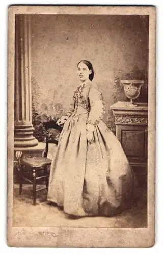 Fotografie T. Pheasant, Pontefract, junge englische Dame im hellen Reifrock Kleid posiert stehend im Atelier