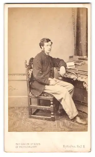 Fotografie London School of Photography, London, junger englischer Mann im Anzug mit Koteletten