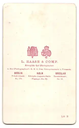 Fotografie L. Haase & Comp., Berlin, Herr im Anzug mit Fliege und fransigem Backenbart, Brille