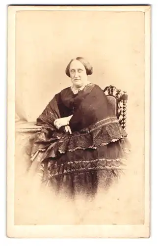 Fotografie W. Woodward & Co., Nottingham, ältere Dame in einer Decke gehüllt mit hoher Stirn