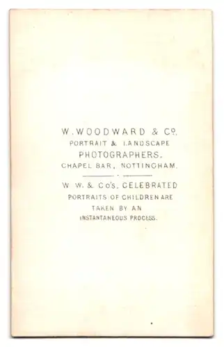 Fotografie W. Woodward & Co., Nottingham, ältere Dame in einer Decke gehüllt mit hoher Stirn