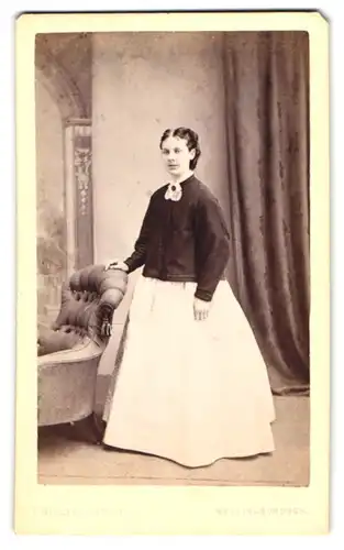 Fotografie Thos. Miller, Wellingborough, junge Engländerin im weissen Kleid mit dunkler Jacke