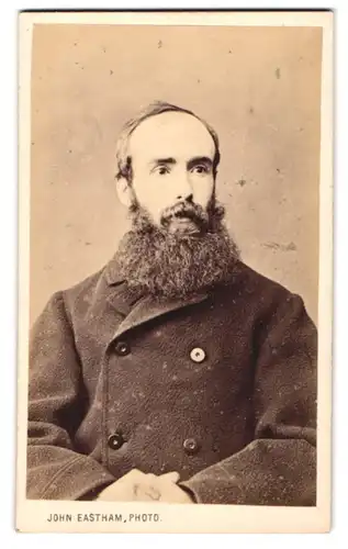 Fotografie John Eastham, Manchester, englischer Herr im Wintermantel mit voluminösem Vollbart und hoher Stirn