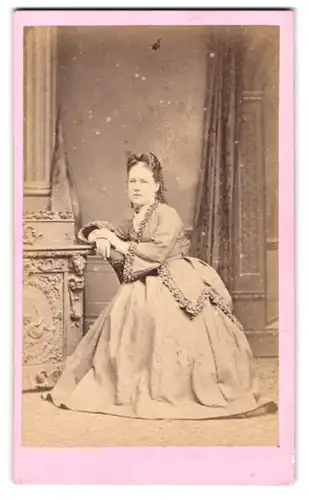 Fotografie W. Simmons, Buckingham, junge Engländerin im hellen Reifrockkleid mit Korkenzieherlocken und Ohrringen