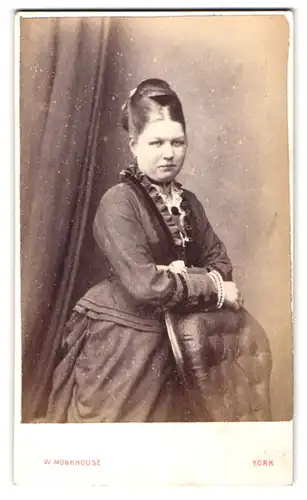 Fotografie W. Monkhouse, York, englische Dame im Biedermeierkleid mit hochgebundenen Haaren