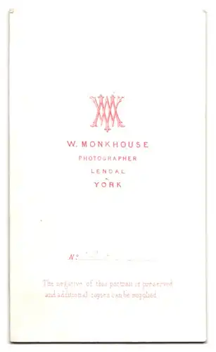 Fotografie W. Monkhouse, York, englische Dame im Biedermeierkleid mit hochgebundenen Haaren